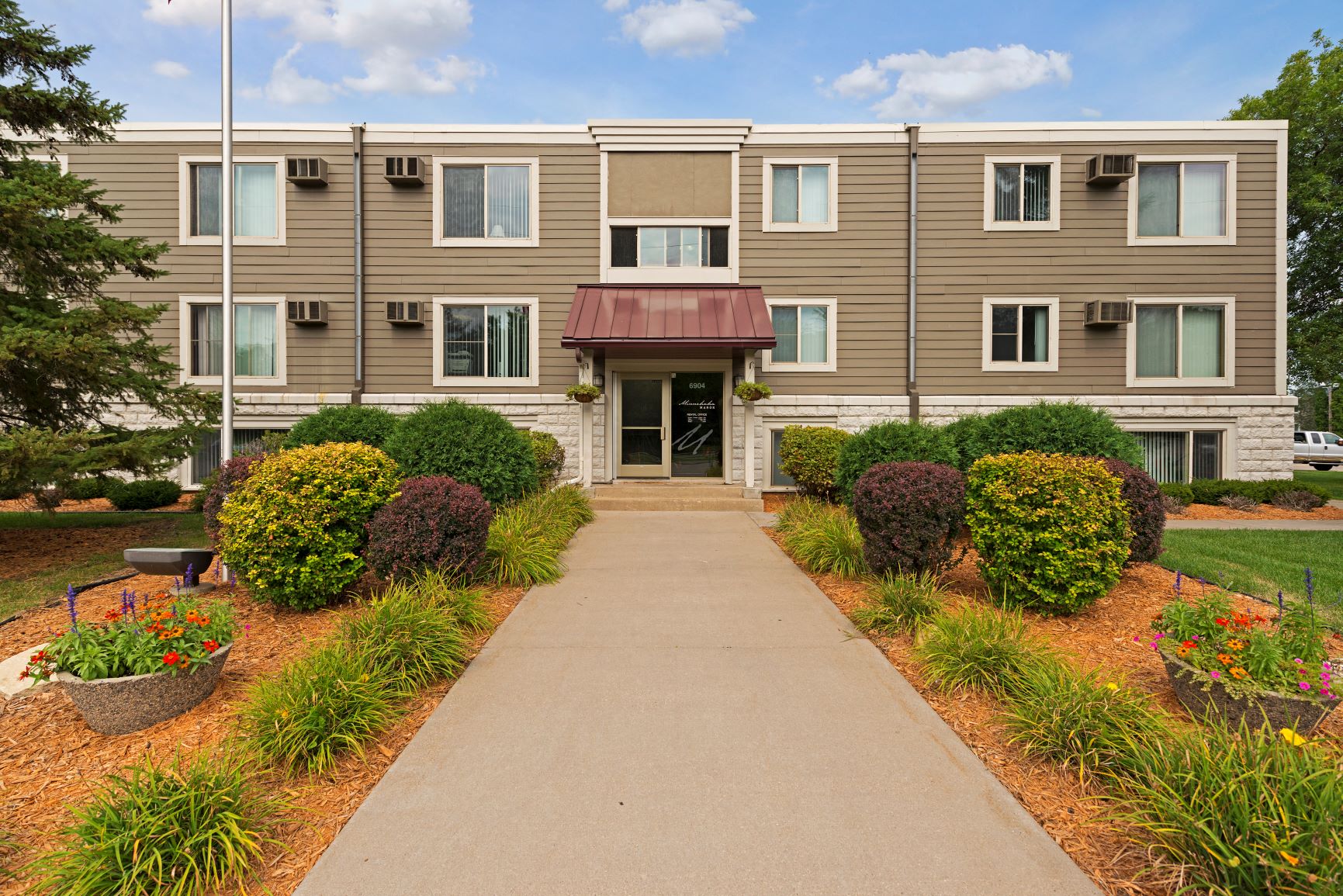 Minnehaha Manor Apartments in Oakdale, MN